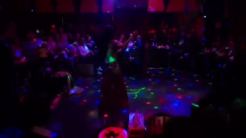 Belly dancer queenie dances andah aleik at layali dubaï iii