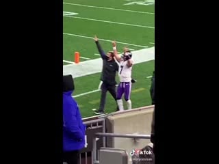 Максорли радуется, уходя в подтрибунные помещения