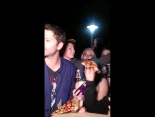 Gamespot on supernatural star mishacollins saves the day bringing pizza to fans waiting in line for sdcc panels t co pymwmc