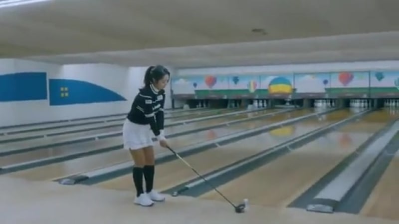 Южнокорейская гольфистка минг ким сыграла в боулинг привычным для себя способом и выбила страйк