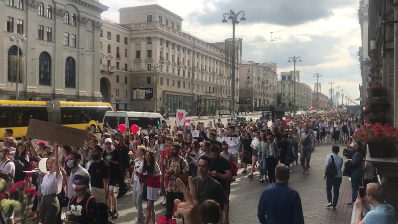 Людзі ідуць на кастрычніцкую