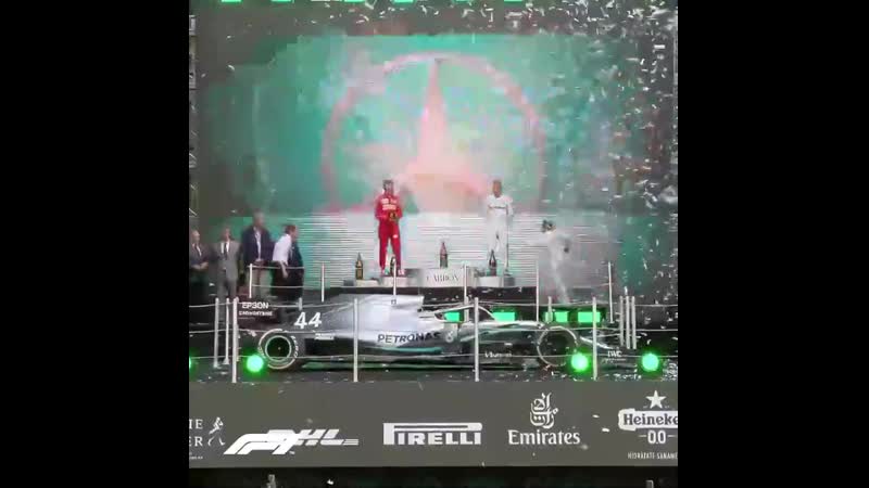 Lewis hamilton со своей серебряной стрелой👊🏻💥