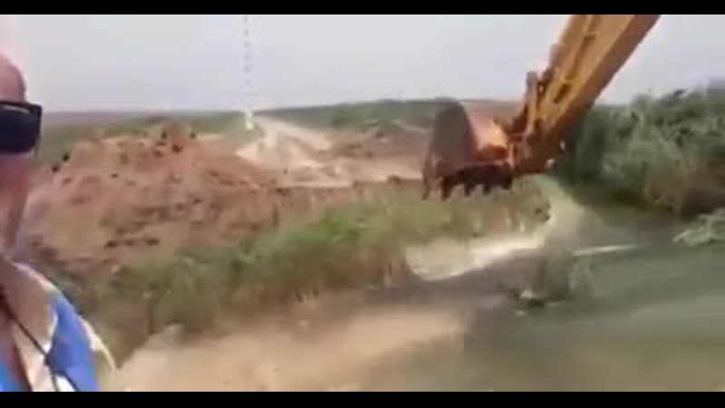 На западе ирана строят барьеры из земли для слива паводковых вод куда то подальше от заселенных мест