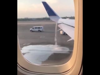 United airlines #ua170 to venice impressive fuel leak at newark