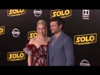 Emilia e alden no tapete vermelho
