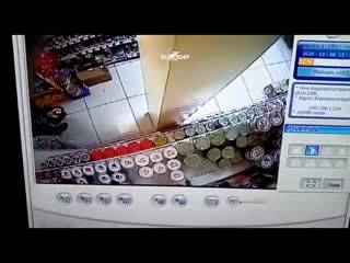 Шахтерский бывший мусор выхлопал супермаркет