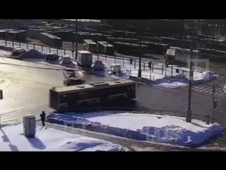 Машина дпс остановливает автобус (таранит)