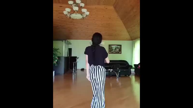 Бесплатные таджикские видео. Таджичка красиво танцует. Таджичка танцует голи. Таджичка танцует на кухне за пол. Фото таджичка танцует дома.
