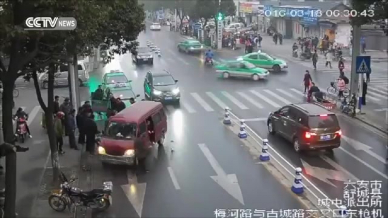 ✔ особое мнение неравнодушные прохожие вытащили китаянку из под микроавтобуса (18 03 2016)