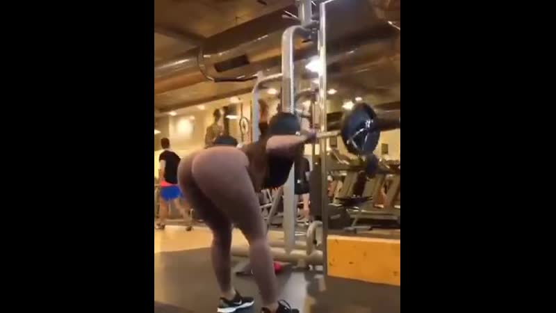 Красивая девушка выполняет приседания и наклоны