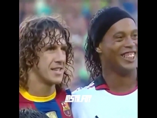 Great gesture 😍 #puyol invites #ronaldinho to take a picture with the #barcelona squad #legend ❤️🔝
•credits @insta fut