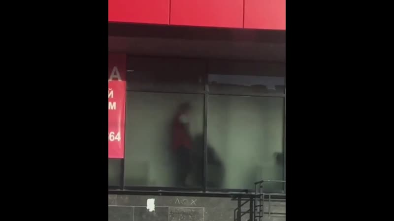 Пятёрочка выручает смешное видео парочка занимается сексом на ветрине магазина