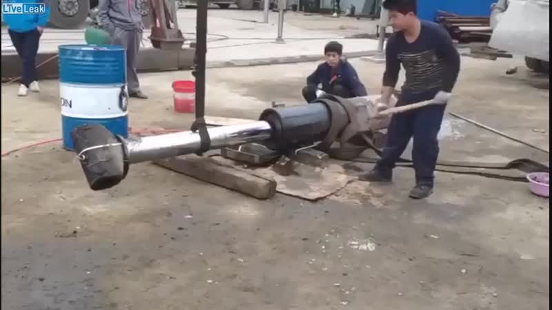 Dismantling a hydraulic/pneumatic cylinder