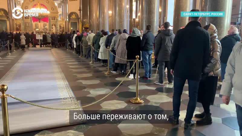 Российские верующие идут поклоняться в храмы, несмотря на эпидемию