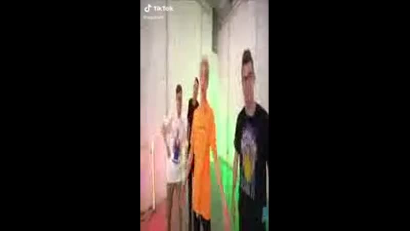 3 черкаша ебнулись и начали петь песню нигерс разными голосами под полицейский фонк биточек от тимати пернул сел