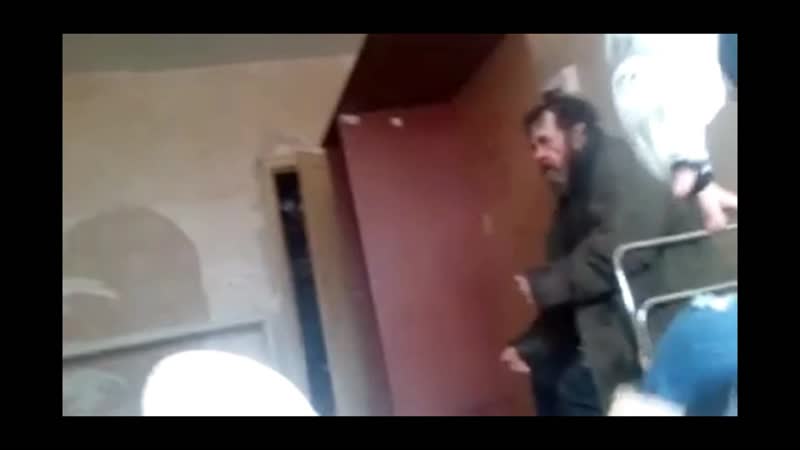 Воронежская полиция начала проверку из за видео, на котором двое молодые избивают бездомного видео снимала девушка