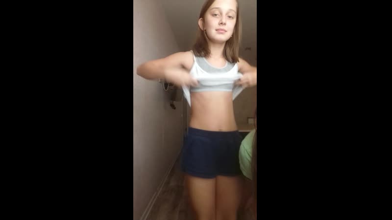 Девочка в в трансляции светит свои трусики и выполняют желания