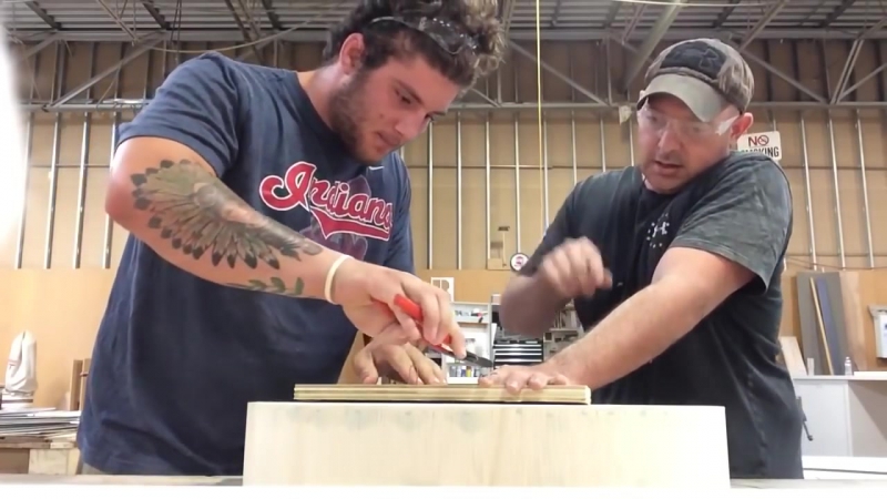 Жестокий плотник разыграл коллегу