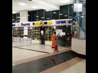 Спасатели помыли главный железнодорожный вокзал ростова