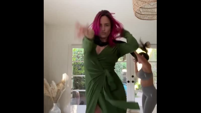 Кейти лотц с розовыми волосами танцует