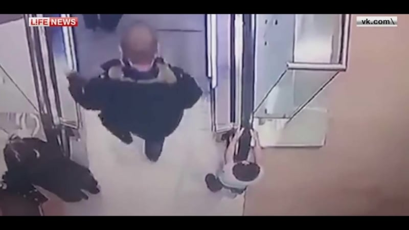 Пятилетняя девочка сорвалась с эскалатора в тц в новом уренгое