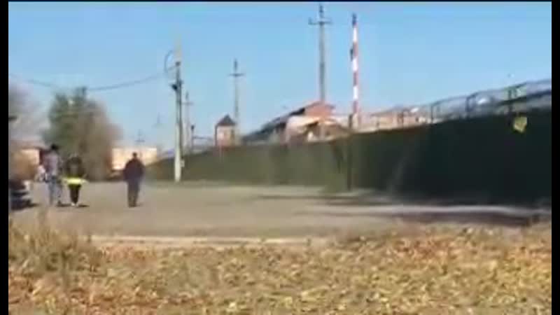 В новочеркасске заключенный забрался на трубу и просит помощи )