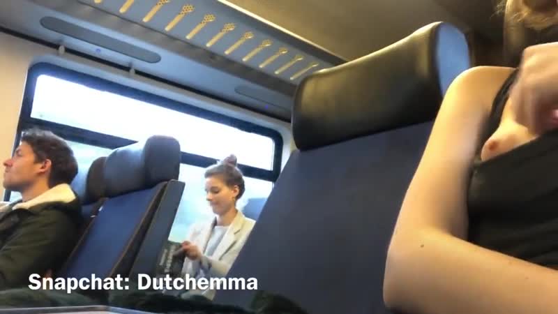 Девушка в электричке не скучает