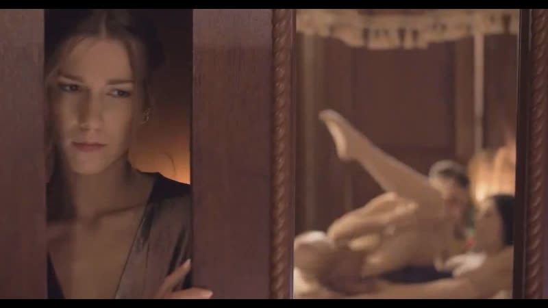 Милая шатенка подглядывала за своей подругой с её парнем в спальне, не выдержала и стала третьей в их постели)