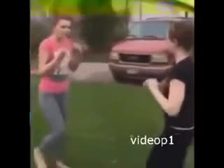 Вырубила девчонку лопатой