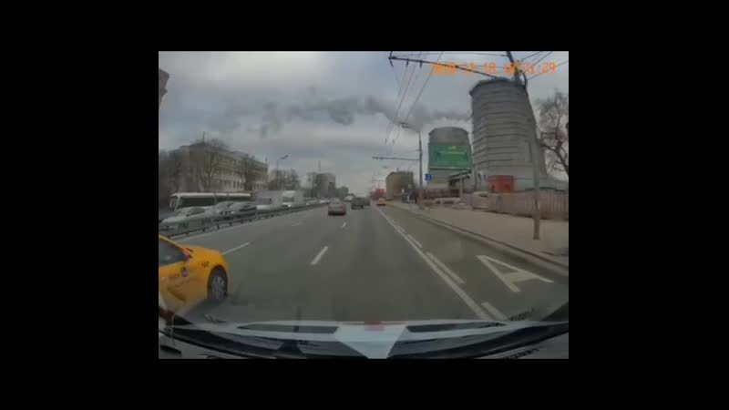 Спешившая на вызов карета скорой помощи врезалась в стоявший на обочине трактор на востоке москвы последствия аварии сняли на в