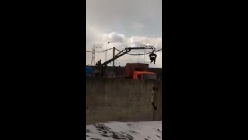 Аттракцион по ярославски водитель погрузчика металлолома покрутил друга в «щупал