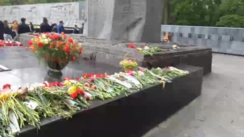 Добкин пришел возложить цветы на мемориал