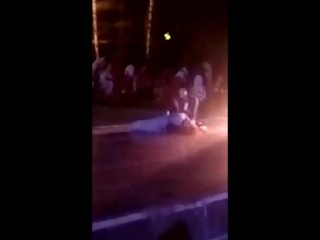 Девушки отдыхают возле вечного огня в обнинске