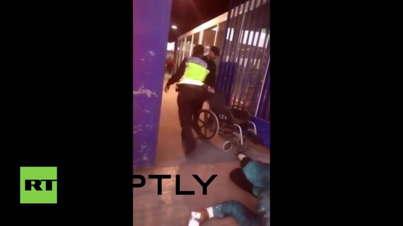 ✔ особое мнение подвезли в испании полицейские выбросили марокканскую женщину из инвалидной коляске, оставив ее на земле