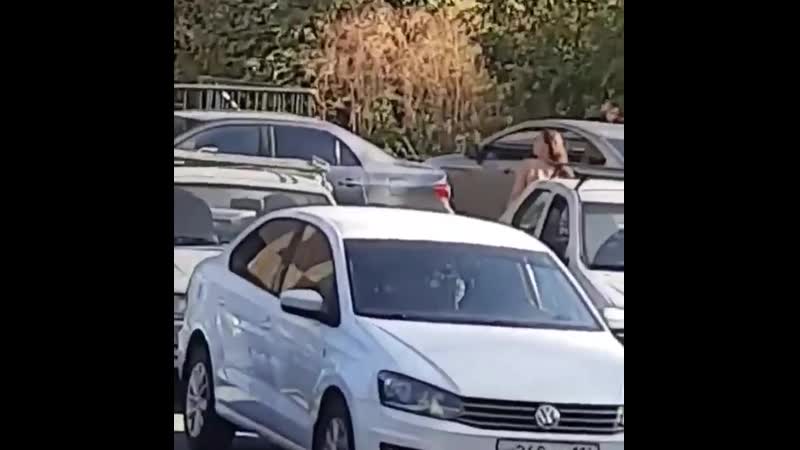 Обнаженная девушка гуляла днем в казани