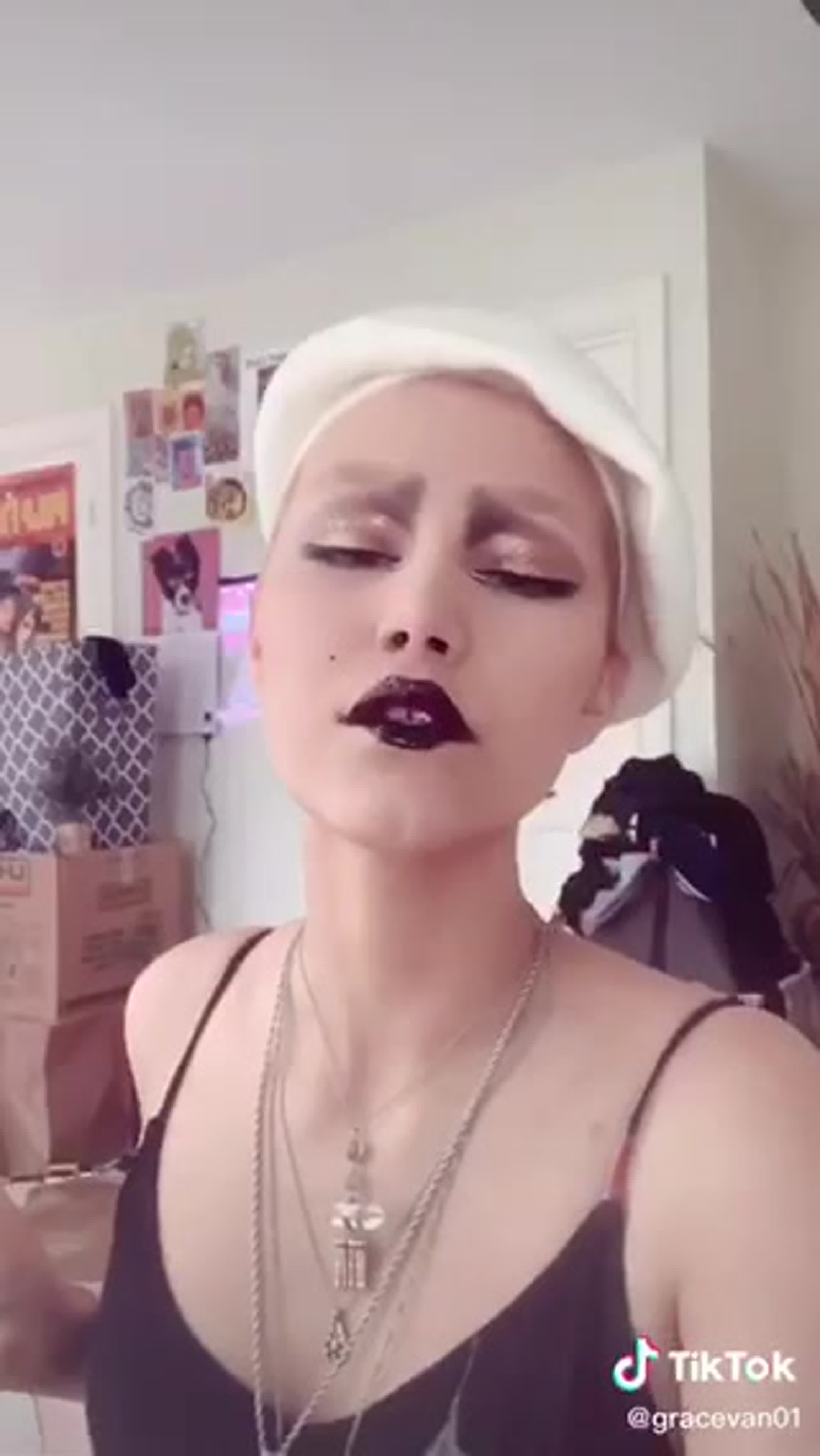 Ciya Tiktok girl in a revealing outfit dancing