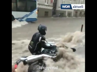 Überschwemmte strassen, vollgelaufene keller unwetter in nrw