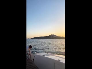 Ig perrie et alex récemment à ibiza sur la story instagram d’un ami