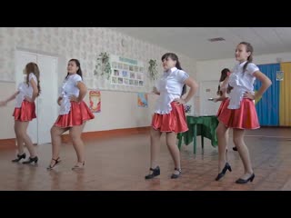 Школьницы танцуют в юбках 2