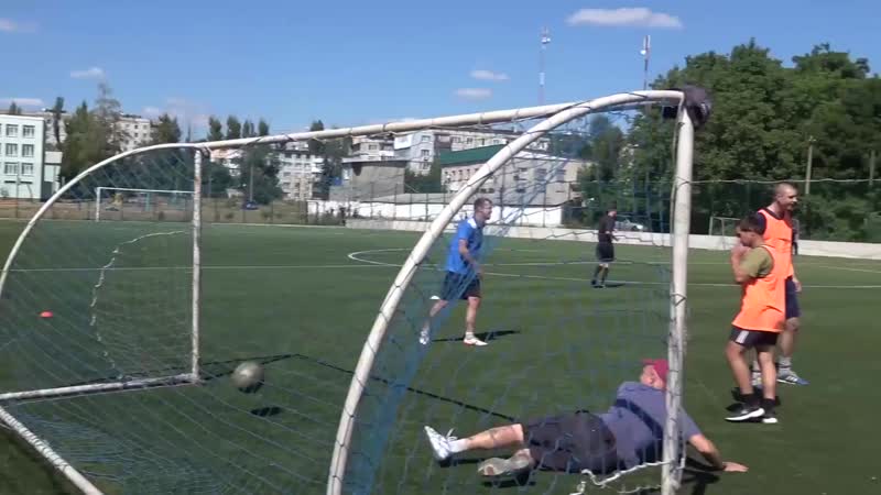 Пушилин играет в футбол