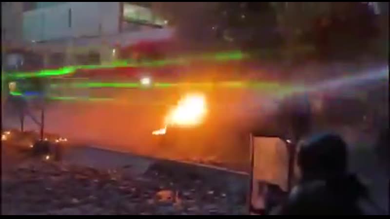 Протестующие в чили используют лазеры для дезориентации полиции кибер панк наступил!