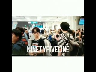 180521 bts leaving las vegas las 출국 bye bye baby raised hand with fingers splayed raised hand with fingers splayed raised