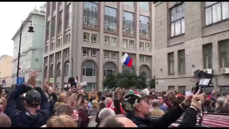 В никитском переулке шумно!