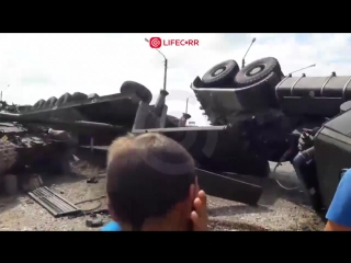 На трассе в дагестане перевернулся трейлер с танком т 90