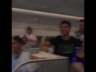 Криштиану роналду целует девочку, которая спела в самолёте