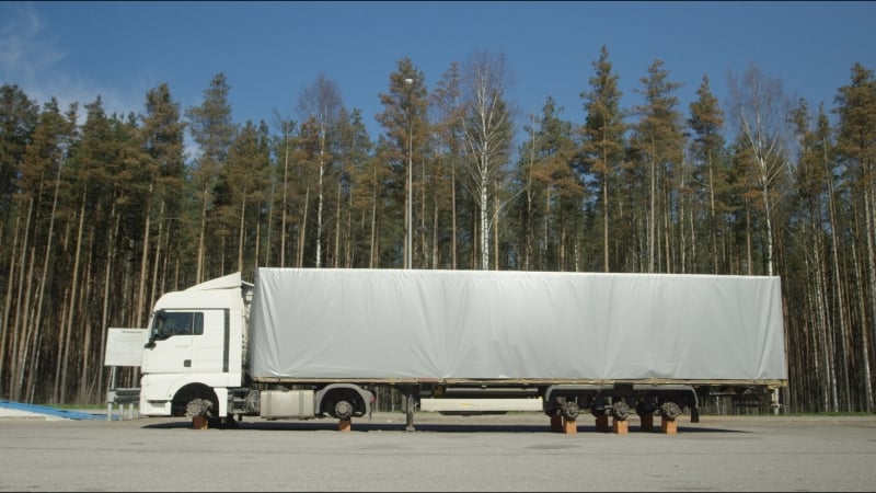 Фуру поставили на кирпичи! сняли все колеса!