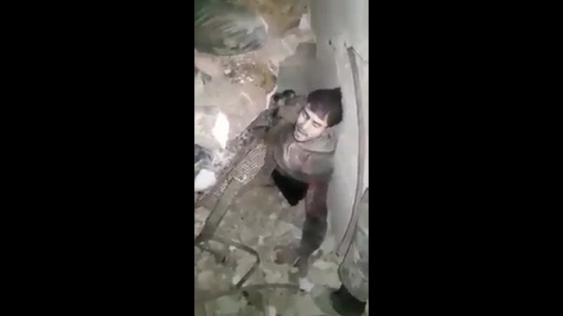 Сирия 25 04 2017 дамаск бойцы саа извлекают раненого боевика из под завалов в аль кабун