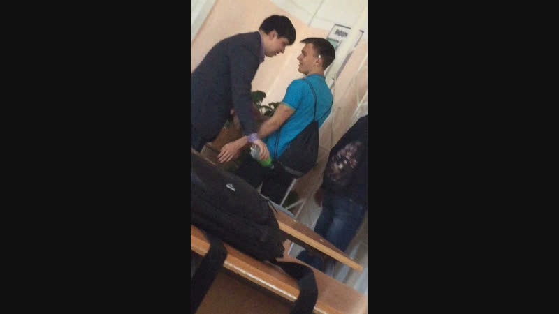 Лакина сажают на бутылку! 18+