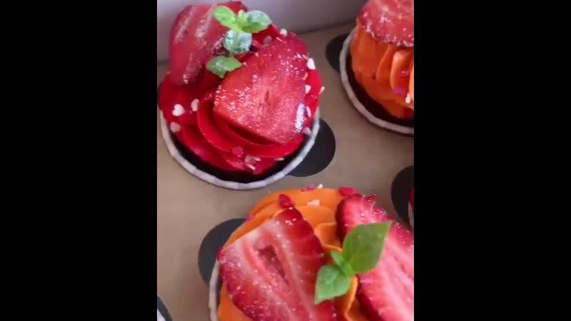 Свежая порция весенних капкейков к 8 марта🌷😍 для любимых бабушек и мам ❤️🧡 насыщенный шоколадный бисквит, сочная вишневая начинк