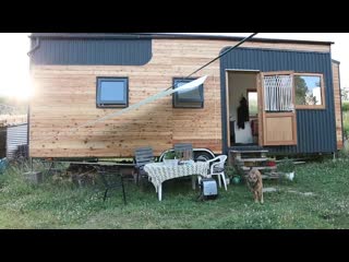 Modernes tiny house inmitten der natur inspirierende roomtour mit toni und markus